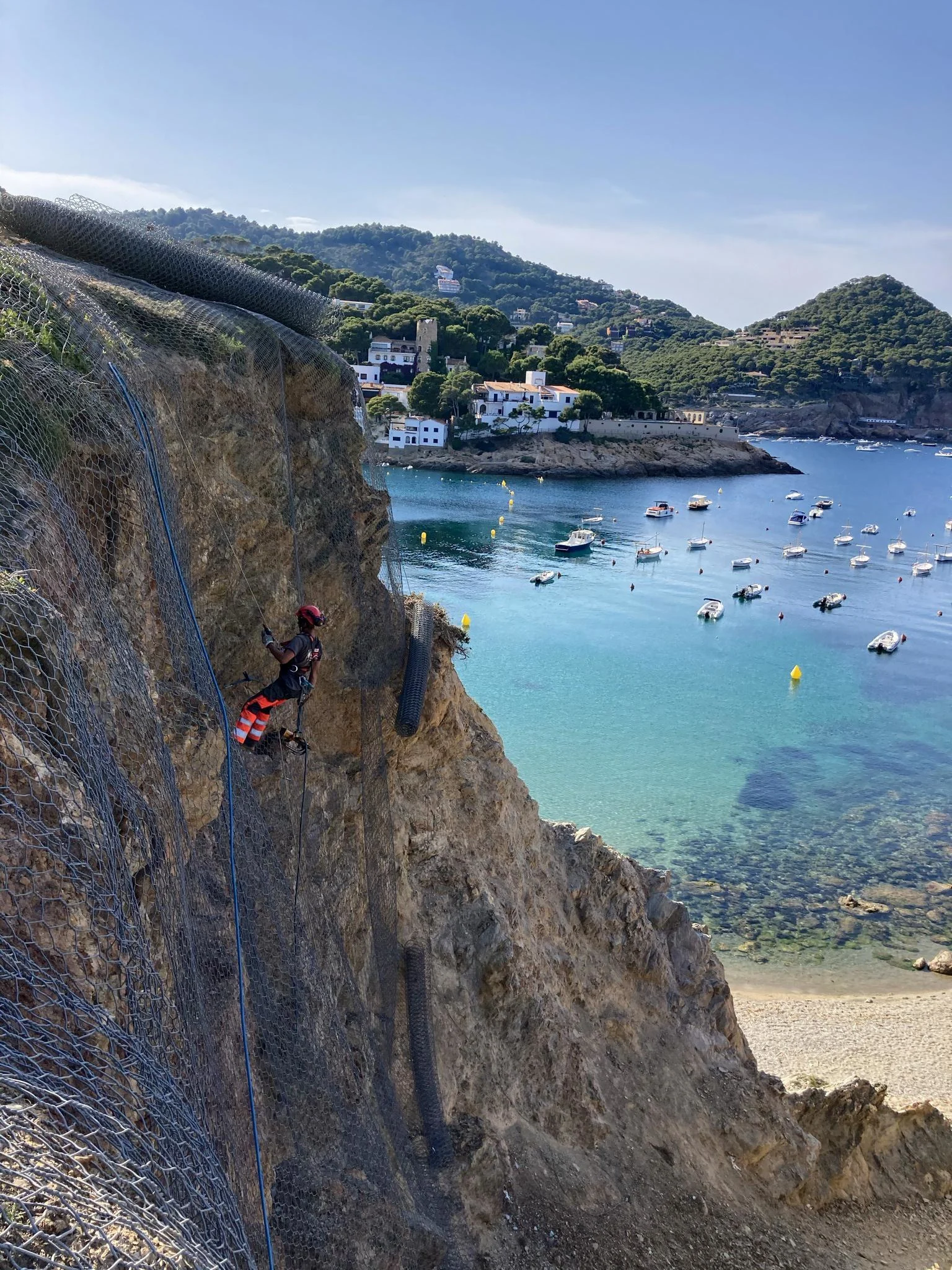 Treballs de geotècnia i instal·lació de malla de protecció en un vessant