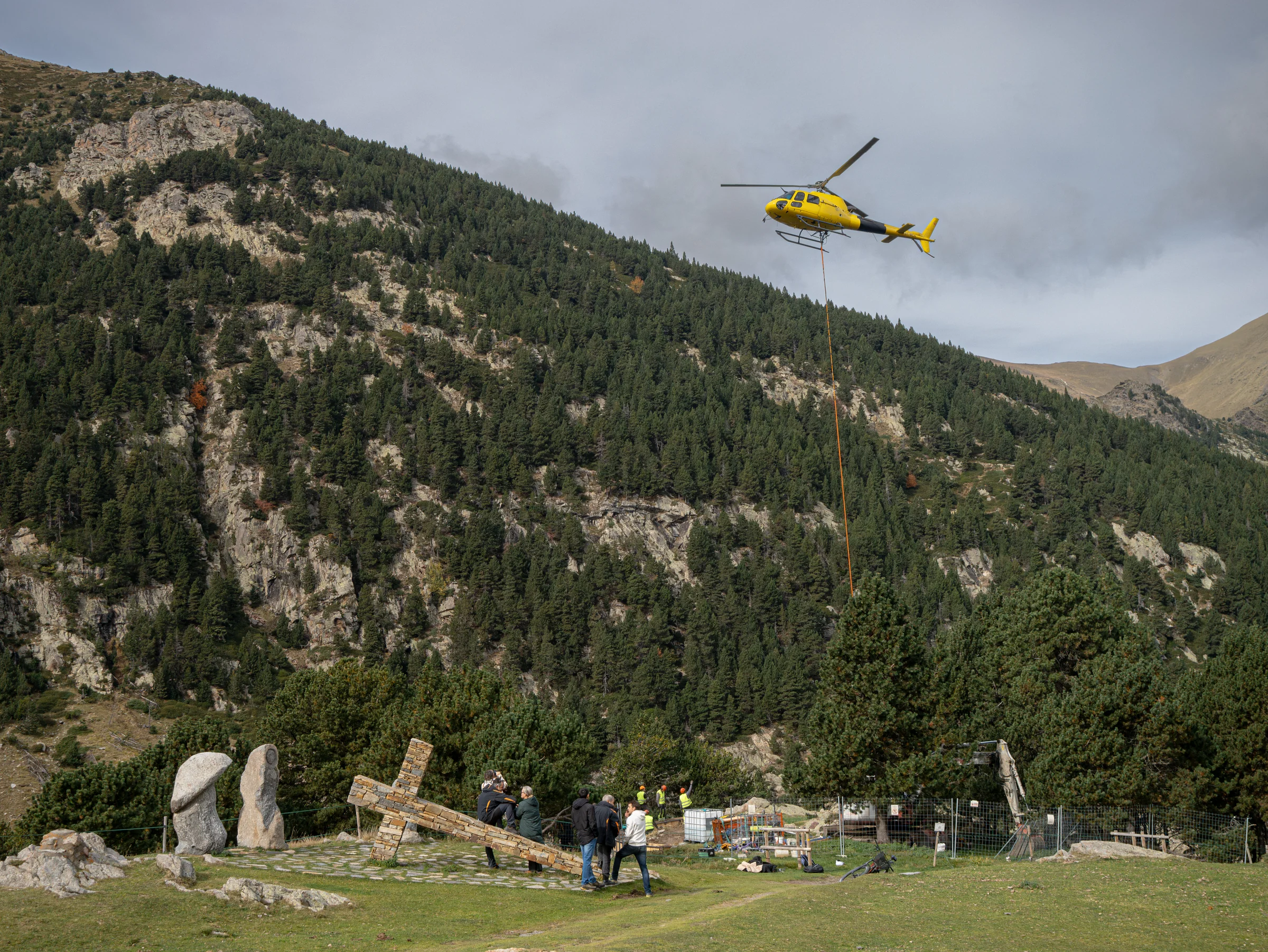 Helicòpter transportant una càrrega durant una actuació de Trebiser Cadí a la Vall de Núria